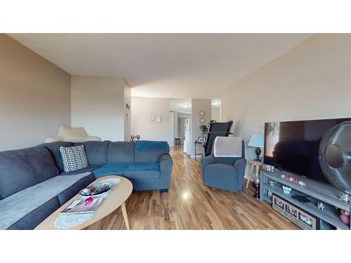 1018 Ventura Crescent North, Lethbridge, AB - Indoor Photo Showing Living Room