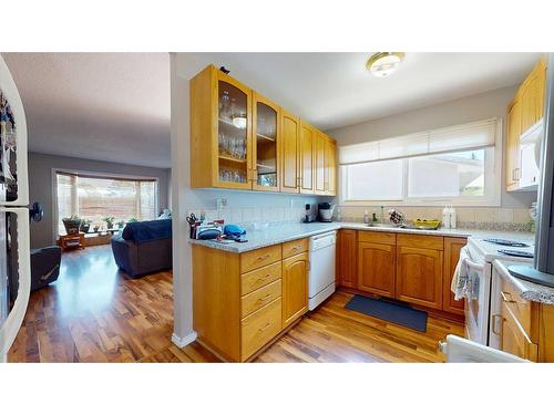 1018 Ventura Crescent North, Lethbridge, AB - Indoor Photo Showing Kitchen With Double Sink