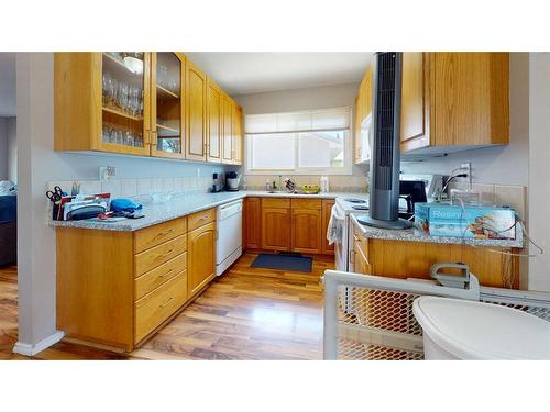 1018 Ventura Crescent North, Lethbridge, AB - Indoor Photo Showing Kitchen