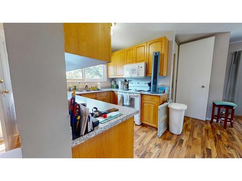 1018 Ventura Crescent North, Lethbridge, AB - Indoor Photo Showing Kitchen