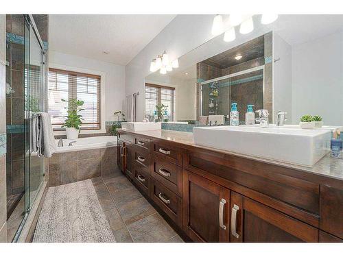 175 Sixmile Ridge South, Lethbridge, AB - Indoor Photo Showing Bathroom