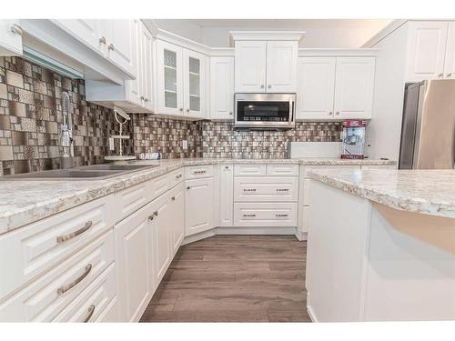 175 Sixmile Ridge South, Lethbridge, AB - Indoor Photo Showing Kitchen With Upgraded Kitchen