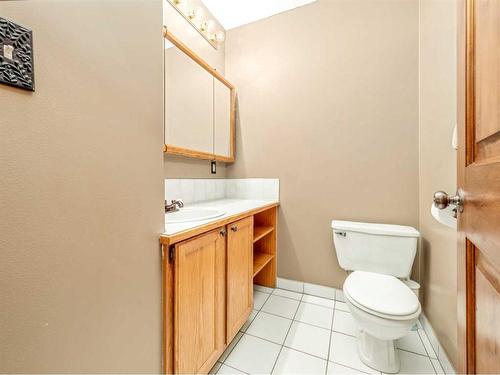 623 9 Street South, Lethbridge, AB - Indoor Photo Showing Bathroom