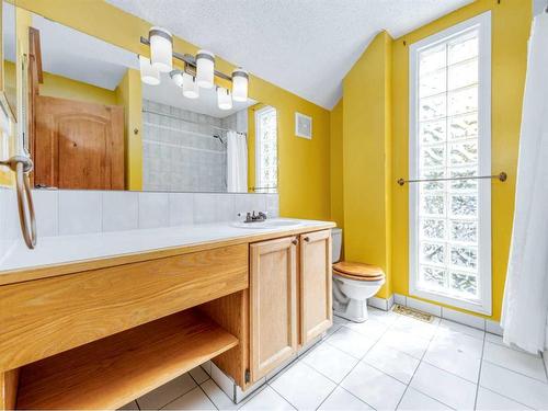 623 9 Street South, Lethbridge, AB - Indoor Photo Showing Bathroom