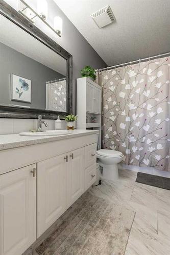 752 Red Crow Boulevard West, Lethbridge, AB - Indoor Photo Showing Bathroom