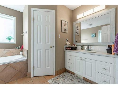 752 Red Crow Boulevard West, Lethbridge, AB - Indoor Photo Showing Bathroom