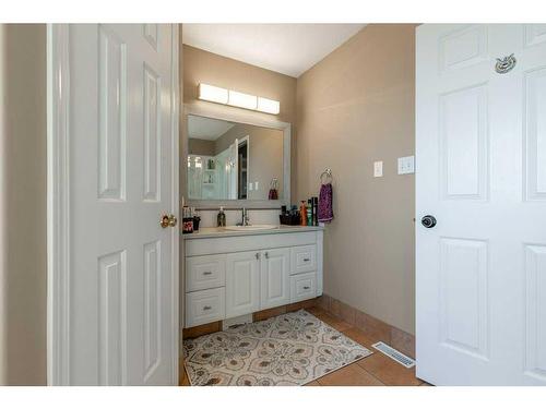 752 Red Crow Boulevard West, Lethbridge, AB - Indoor Photo Showing Bathroom