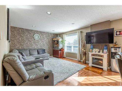 752 Red Crow Boulevard West, Lethbridge, AB - Indoor Photo Showing Living Room