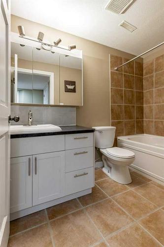 752 Red Crow Boulevard West, Lethbridge, AB - Indoor Photo Showing Bathroom