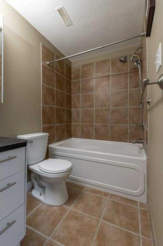 752 Red Crow Boulevard West, Lethbridge, AB - Indoor Photo Showing Bathroom