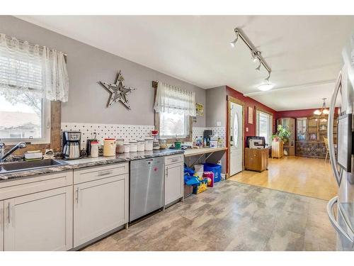 1516 15 Avenue North, Lethbridge, AB - Indoor Photo Showing Kitchen