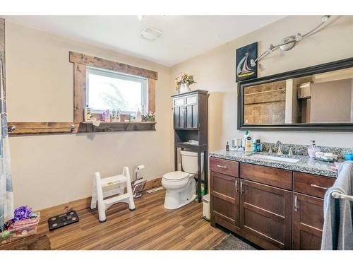 1516 15 Avenue North, Lethbridge, AB - Indoor Photo Showing Bathroom