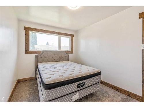 1516 15 Avenue North, Lethbridge, AB - Indoor Photo Showing Bedroom