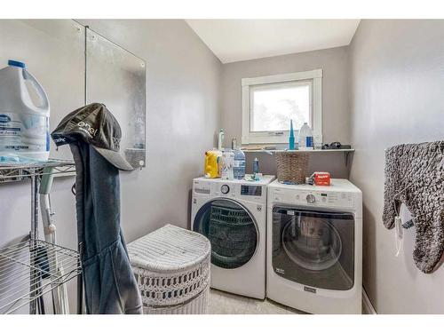 1516 15 Avenue North, Lethbridge, AB - Indoor Photo Showing Laundry Room