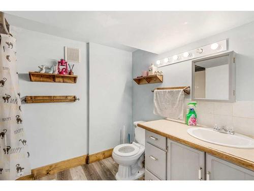 1516 15 Avenue North, Lethbridge, AB - Indoor Photo Showing Bathroom