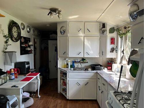 518 3 Street West, Bow Island, AB - Indoor Photo Showing Kitchen