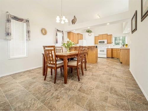 35 Fairmont Gate South, Lethbridge, AB - Indoor Photo Showing Dining Room