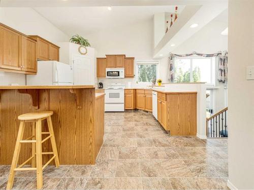 35 Fairmont Gate South, Lethbridge, AB - Indoor Photo Showing Kitchen