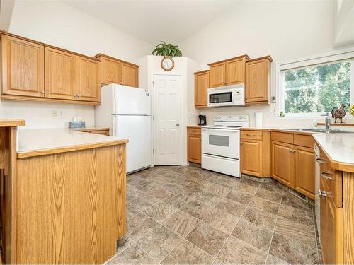 35 Fairmont Gate South, Lethbridge, AB - Indoor Photo Showing Kitchen