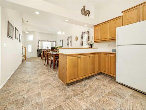 35 Fairmont Gate South, Lethbridge, AB - Indoor Photo Showing Kitchen