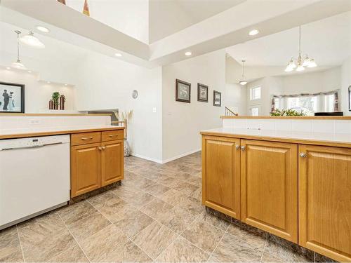 35 Fairmont Gate South, Lethbridge, AB - Indoor Photo Showing Kitchen