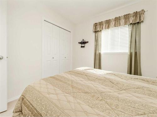 35 Fairmont Gate South, Lethbridge, AB - Indoor Photo Showing Bedroom