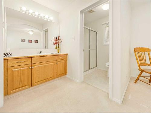 35 Fairmont Gate South, Lethbridge, AB - Indoor Photo Showing Bathroom