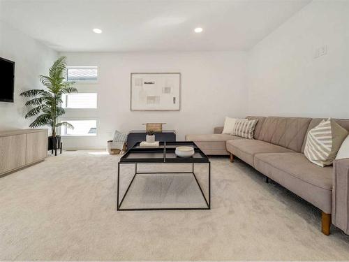 6 Blackwolf Pass North, Lethbridge, AB - Indoor Photo Showing Living Room