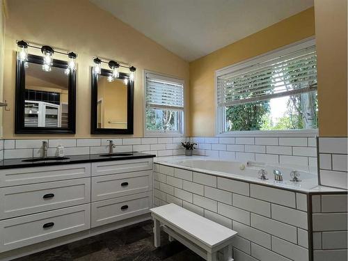 317 Jerry Potts Boulevard West, Lethbridge, AB - Indoor Photo Showing Bathroom