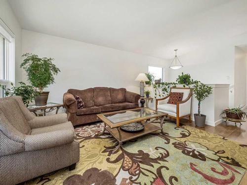 353 Ojibwa Place West, Lethbridge, AB - Indoor Photo Showing Living Room