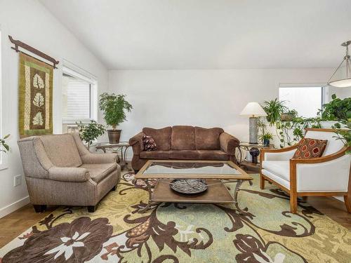 353 Ojibwa Place West, Lethbridge, AB - Indoor Photo Showing Living Room