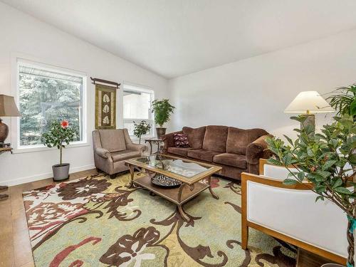 353 Ojibwa Place West, Lethbridge, AB - Indoor Photo Showing Living Room