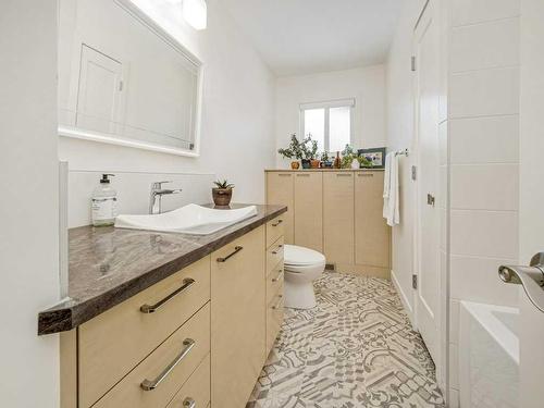 353 Ojibwa Place West, Lethbridge, AB - Indoor Photo Showing Bathroom