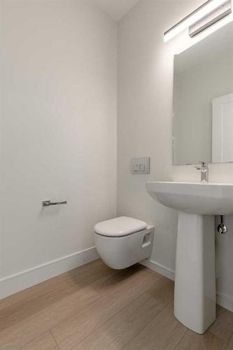 1139 Coalbrook Place West, Lethbridge, AB - Indoor Photo Showing Bathroom