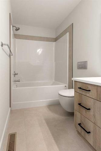 1139 Coalbrook Place West, Lethbridge, AB - Indoor Photo Showing Bathroom