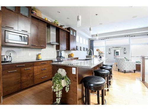 22 Northlander Road West, Lethbridge, AB - Indoor Photo Showing Kitchen With Upgraded Kitchen