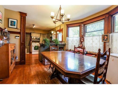 744 17 Street North, Lethbridge, AB - Indoor Photo Showing Dining Room