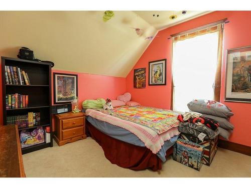 744 17 Street North, Lethbridge, AB - Indoor Photo Showing Bedroom