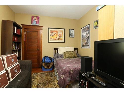 744 17 Street North, Lethbridge, AB - Indoor Photo Showing Bedroom