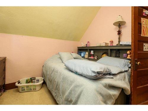 744 17 Street North, Lethbridge, AB - Indoor Photo Showing Bedroom