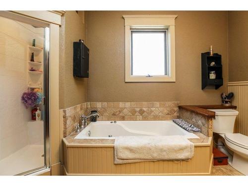 744 17 Street North, Lethbridge, AB - Indoor Photo Showing Bathroom