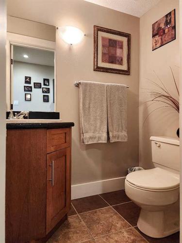 111 Tudor Crescent South, Lethbridge, AB - Indoor Photo Showing Bathroom