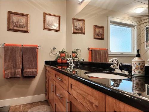 111 Tudor Crescent South, Lethbridge, AB - Indoor Photo Showing Bathroom