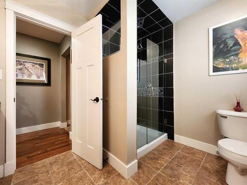 111 Tudor Crescent South, Lethbridge, AB - Indoor Photo Showing Bathroom