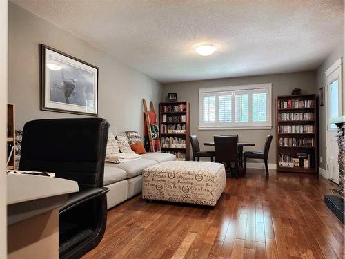 111 Tudor Crescent South, Lethbridge, AB - Indoor Photo Showing Living Room