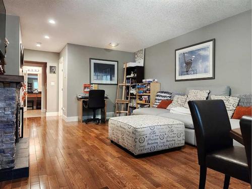 111 Tudor Crescent South, Lethbridge, AB - Indoor Photo Showing Living Room