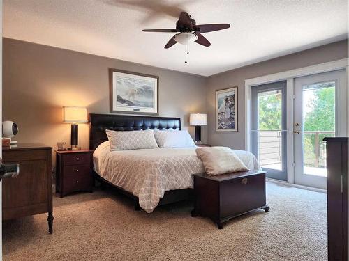 111 Tudor Crescent South, Lethbridge, AB - Indoor Photo Showing Bedroom