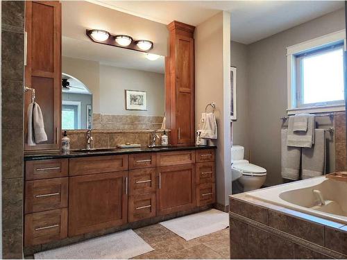 111 Tudor Crescent South, Lethbridge, AB - Indoor Photo Showing Bathroom