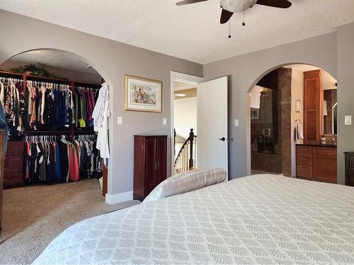 111 Tudor Crescent South, Lethbridge, AB - Indoor Photo Showing Bedroom