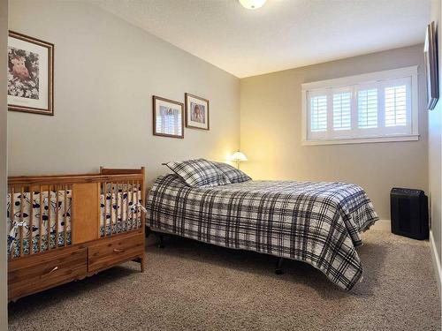 111 Tudor Crescent South, Lethbridge, AB - Indoor Photo Showing Bedroom